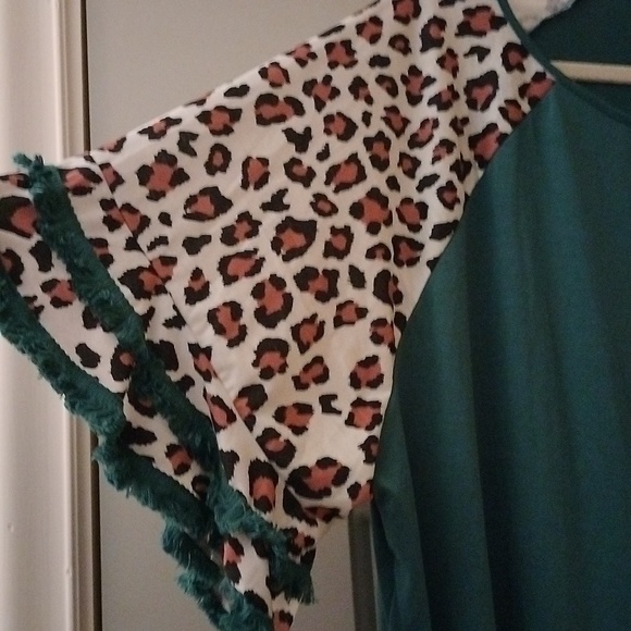 Women's plus size green and leopard print fringed top - Picture 2 of 6